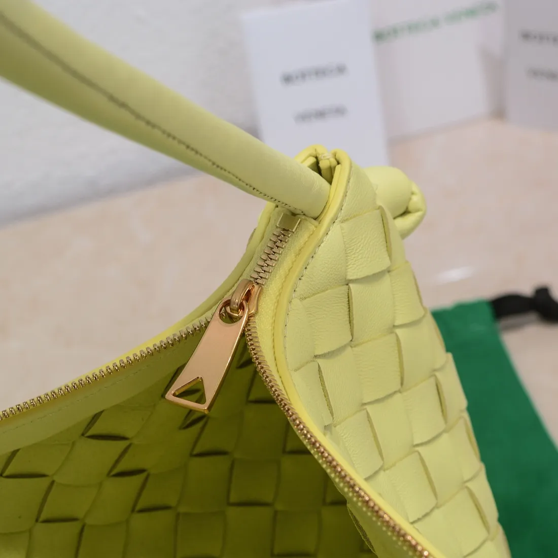 Batch 1260 BV has released a new product. TURN # Recommended new popular style is still the classic woven logo that we can recognize at a glance. It is really a unique style that is familiar and unfamiliar! Made of sheepskin woven with beautiful gold beads on the shoulder straps for free adjustment. When in use, you can switch between the shoulder and handle bag at will. It has a concave and convex shape anytime and anywhere. It is a practical king with a unique personality. With the right color combination, it can be sweet or salty. It is full of style. Summer catwalk style is beautiful. Pull it out quickly. Size: 40*3*24, model: 6699-3#
